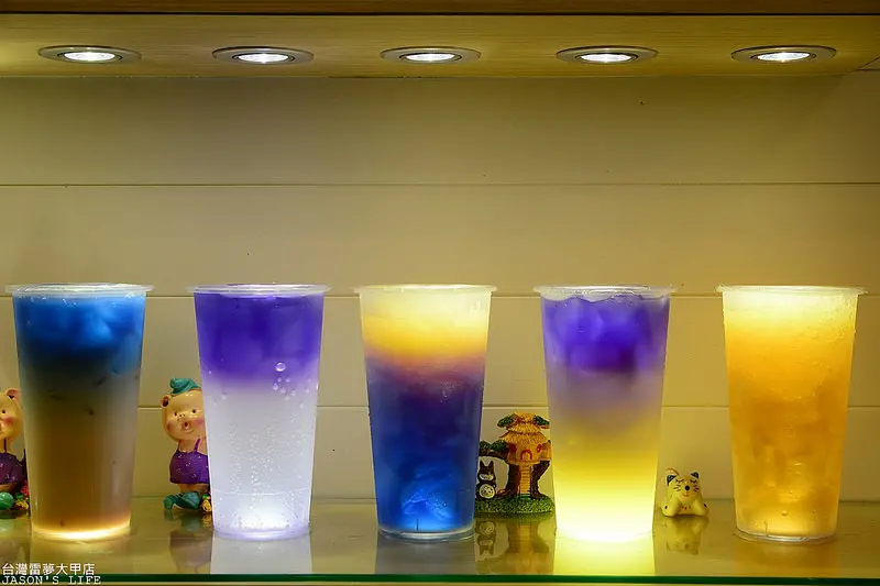 【台中│美食】七彩絢麗飲料，不是色素而是蝶豆花搞的鬼，搖一搖又有新驚喜。台灣雷夢大甲店