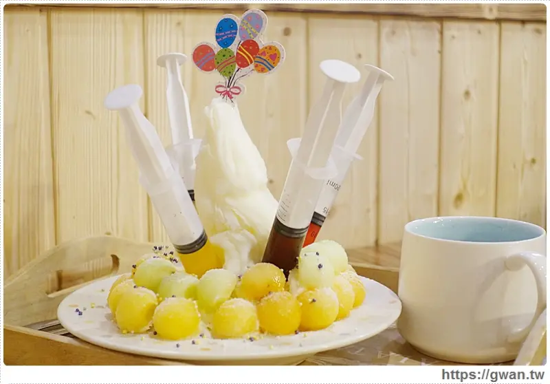 [台北美食●萬華] FUN+雪花冰 鬆餅 輕食 — 有趣的針筒果山雪花冰，這裡還有起司炸饅頭喔 | 南機場夜市 |寵物友善餐廳