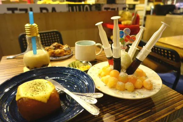 Fun+雪花冰‧鬆餅‧輕食-來幫雪花冰打針吧!!!四種口味的針筒果山~還有燈泡奶茶哩!!!