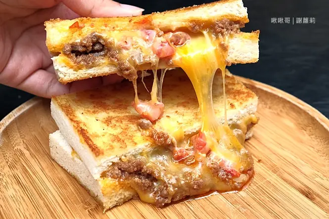 《新店♥食記》啾啾哥。前樂子資深主廚操刀，主打土石流吐司，像熔岩般的起司瀑布簡直太犯規！(七張站)