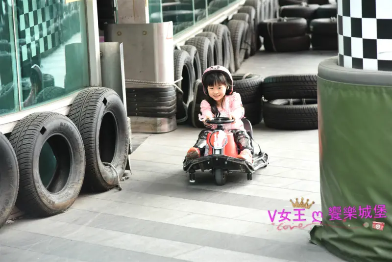 【玩。內湖親子餐廳】Crazy Cart Cafe 甩尾卡丁車主題式餐廳 ~ 讓你感受甩尾的快感，美味的餐點，小孩玩得開心、大人吃的滿足，VR更是你不能錯過的新奇遊戲