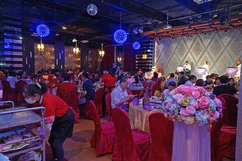 【台南喜宴餐廳】喜粵樓宴會餐廳｜家樂福新仁店美食推薦｜氣派宴會廳，光是裝潢佈置就完勝｜辦桌優秀環境舒適氣氛佳