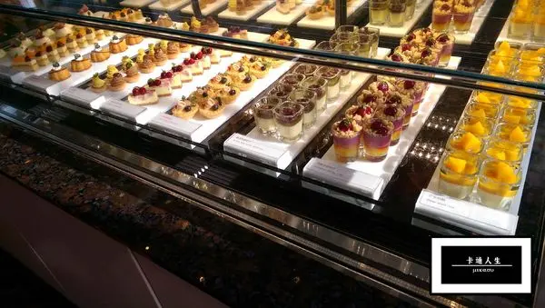 【高雄/食﹡鹽埕】精緻甜點包君滿意．高雄國賓大飯店-i River愛河牛排海鮮自助餐廳