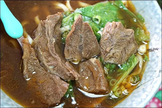 《樹林美食/小姑食記》相見恨晚之宏記牛肉麵，牛腱肉嫩帶筋超厚好牛味兒！