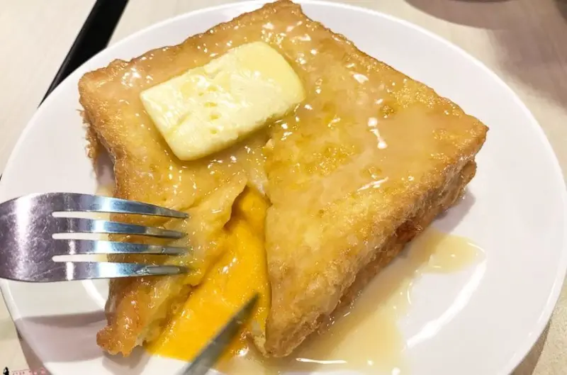 假日看到這家茶餐廳排隊人潮從沒停過，就連非用餐時段也是大排長龍，招牌流沙奶皇西多士真的會爆漿喔!