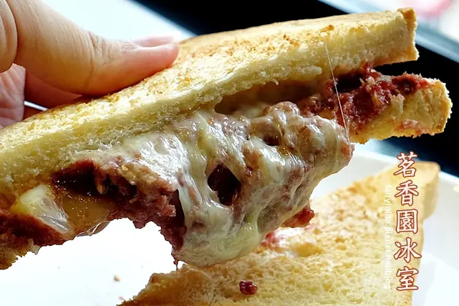 《北市大同區♥食記》茗香園冰室。港式茶餐廳新開幕，鹹牛肉半融起司三文治簡直邪惡到不行阿！(中山站)/ 腸粉 凍檸檬 新光三越 BAKE 菠蘿油 叉燒 鮮蝦