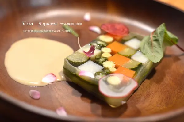 W小姐旅行畫報/ 台北｜食記 VITA SQUEEZE 輕法式果汁輕食 火紅現打果汁 想舒服坐上一整天 蔬菜格子趣 少奶奶蘋果肌              