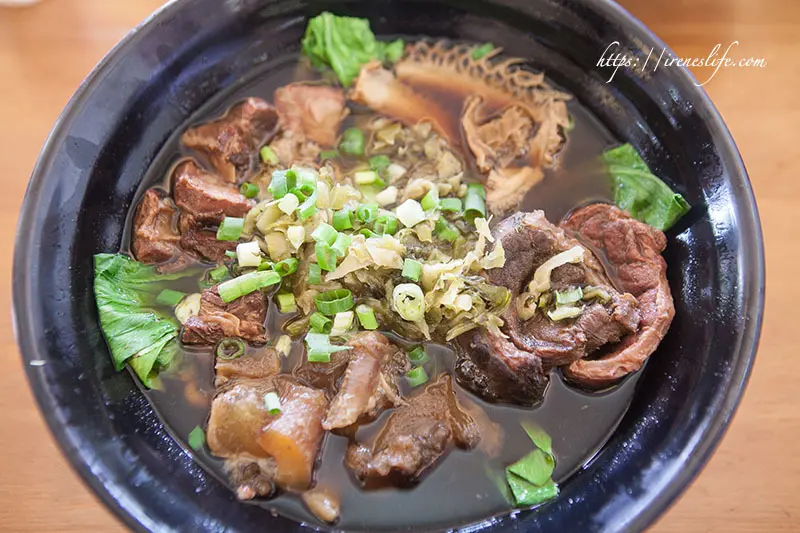 【嘉義】中正大學旁大份量美食，加湯加麵不用錢/麻將抹茶甜點有特色/珍珠奶茶喝到飽．大四喜牛肉麵 - Irenes 食旅．時旅