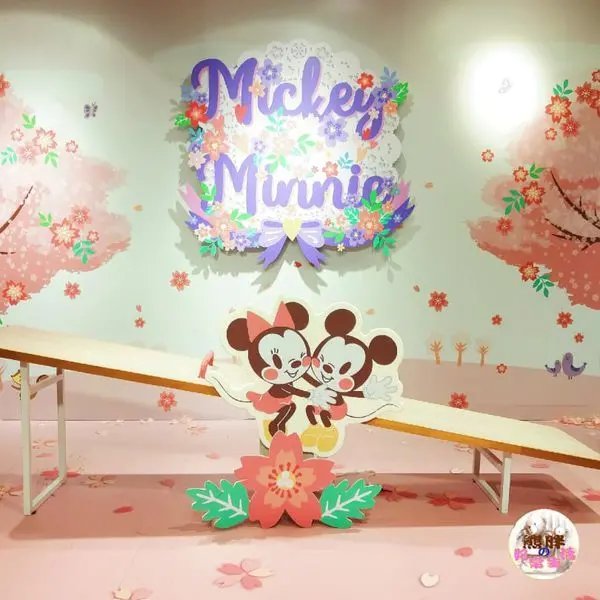 【台中】新光三越10樓天空劇場，迪士尼櫻花季期間限定店正在展售中，可愛的米奇米妮佈景牆，唯美櫻花樹，讓人不得不大殺記憶卡。