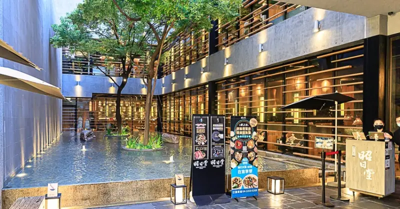 台中超美燒肉餐廳！隱藏在市中心的日式禪風漂亮水池，還能享有火烤兩吃！