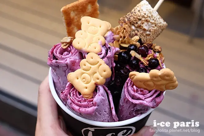 《北市大安區♥食記》i-ce paris。穿上捲捲外衣的可愛冰淇淋～盛夏最清新水果滋味！還有帥哥來上菜！(忠孝敦化站) / 澳洲 炒冰 大安路