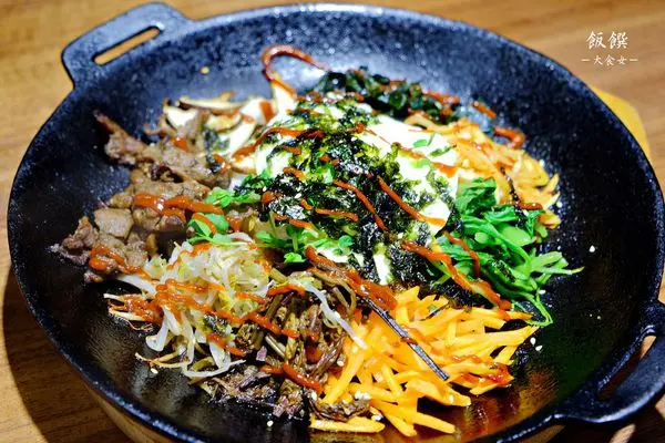 [板橋美食] 飯饌板橋誠品店-板橋韓式料理推薦，石鍋拌飯、海鮮煎餅、韓式炸雞通通有，小菜可無限續！(附完整菜單MENU) 板橋聚餐/板橋慶生餐廳/台北韓式料理/府中站美食/板橋後站美食