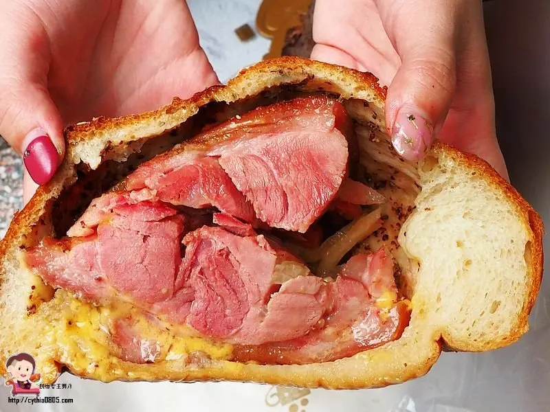 超浮誇~花不到500元就可以吃到整隻德國豬腳包進歐式麵包裡，世界甜點冠軍的超威作品!!!