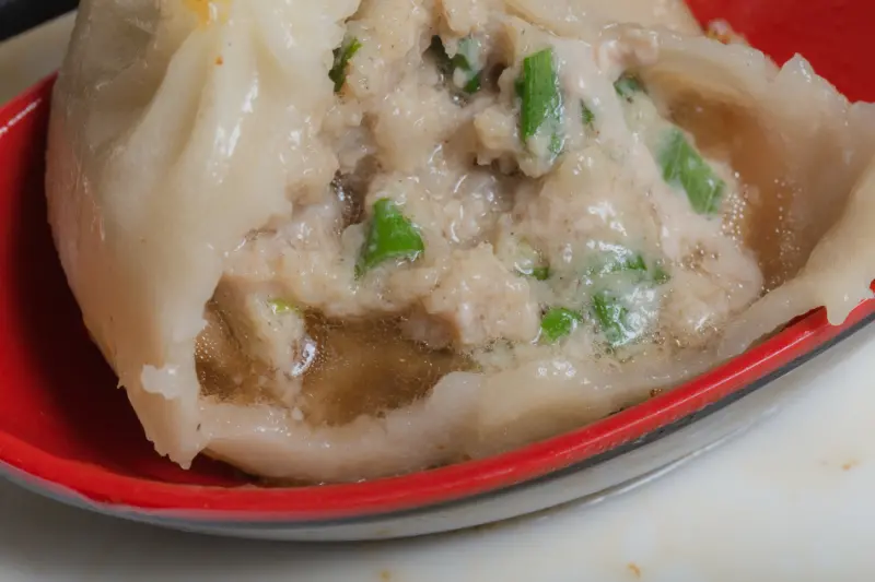 高雄美食 - 湯包湯創始老店 x 彩色爆漿湯包！養生麻辣我都愛，原味生煎難抉擇