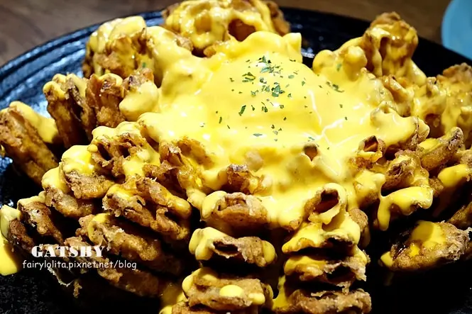 《板橋♥食記》Gatsby 蓋子美式餐廳。像頂著熔岩起司瀑布的炸洋蔥花，說有多犯規就有多犯規！(板橋站)