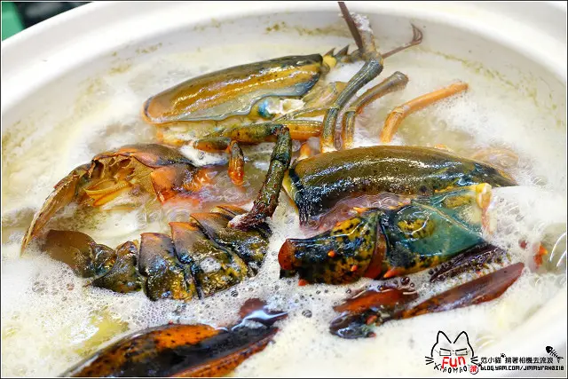 【新竹】第一夯海鮮燒物94狂，新竹活體海鮮燒烤，樸實的裝潢內藏真材實料，鰹魚高湯放入整隻波士頓龍蝦的火鍋，竟然千元有找，烤鮮蚵也只要百元，這麼好康還不快來