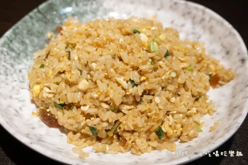 新竹美食|捌肆村炒飯麵食小吃專賣店-清一色醬油口味炒飯．口味變化多一點會比較好(水田街/東大路)--踢小米食記