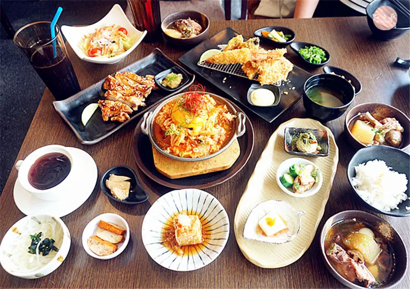 遇見和食公益店。商業午餐248元起，自助區多達10道小菜、洋蔥絲、白飯、湯品、冰淇淋吃到飽，超豐盛的和食套餐，平價享美味又超飽足啊!