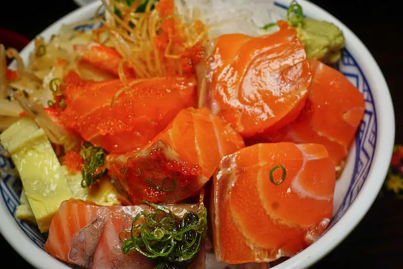 丼賞和食焼き物vs刺身丼丼專門店 160元就有美味划算的鮭魚刺身丼