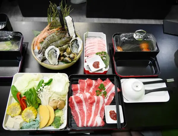 [新北板橋美食] 富呷一方(板橋新埔店) 來火鍋店自己當小當家 蒸烤悶涮專利方型鍋 健康兼具美味