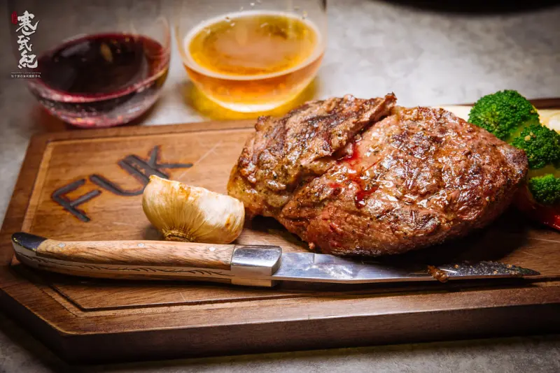 【中肯‧食記】棧 F-U Kitchen 直火廚房‧捷運中山站｜純正煙燻美式碳烤牛排‧巨型水管包廂超酷炫！