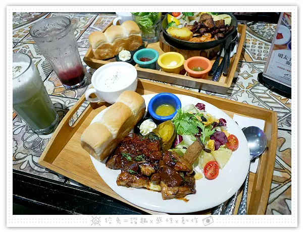 [台南食記] 多一點咖啡館‧台南美學館~韓式泡菜豬五花拼盤&台式三杯醬燒雞腿起司蛋捲！台南市政府早午餐推薦！近移民署！