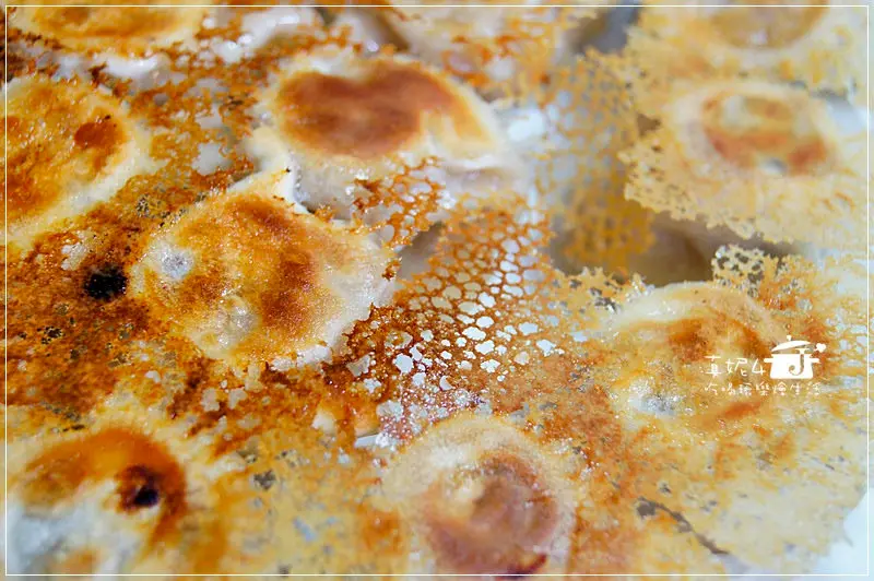 用冷凍水餃做冰花煎餃，輕鬆做出江湖傳說的薄酥脆口感