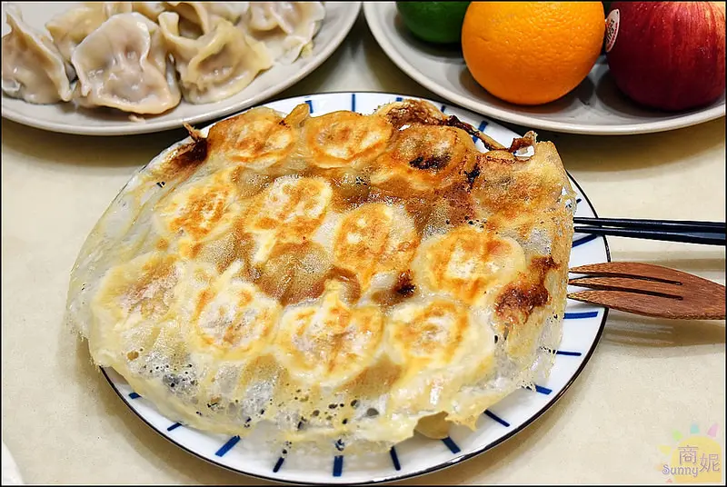 台北美食爆好吃水餃。曾餃子。日本冠軍餃子職人網路評比五顆星。手工現包大水餃，皮薄餡多創意口味吃完意猶未盡!