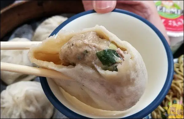 逢甲人氣中式早午餐。老舖子湯包。手作爆漿湯包湯汁滿滿只要15元CP值超高 蛋餅炒麵也很推              