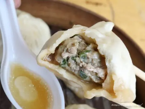 台中美食│老舖子湯包〃湯包有夠大！肉餡紮實鮮美，咬下去會大爆湯汁～        
      