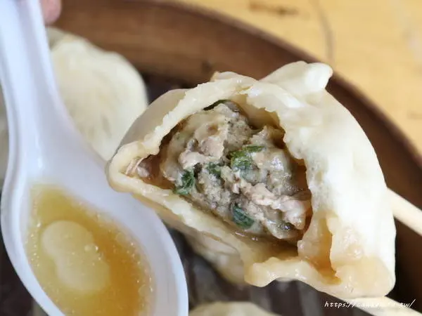 台中美食│老舖子湯包〃湯包有夠大！肉餡紮實鮮美，咬下去會大爆湯汁～        
      