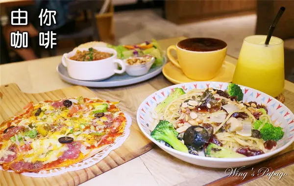 南京三民不限時咖啡廳。由你咖啡Union Kaffe。有插座WiFi假日也不限時／打拋豬飯／頑皮蛋義大利麵／冰火布朗尼／手作甜點／寵物友善／京華城附近美食。