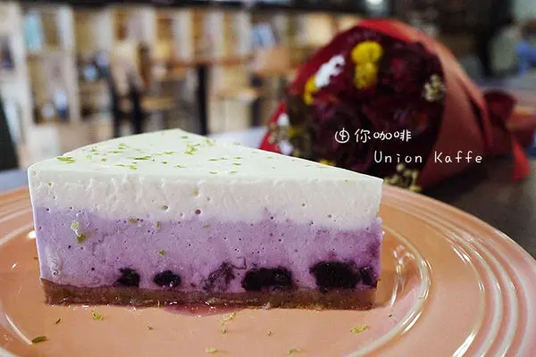 ◆台北松山。捷運南京三民【由你咖啡】滿室綠意～充滿文青風的咖啡館。南京三民下午茶。不限時有WIFI的咖啡館。友善寵物咖啡店        
      