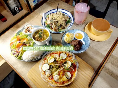 「南京三民不限時咖啡廳」【由你咖啡】室內外綠意盎然，身心安頓 #鄰近京華城 #不限時咖啡廳 #有插座 #行動辦公室 #不收服務費 #假日不限時 #寵物友善