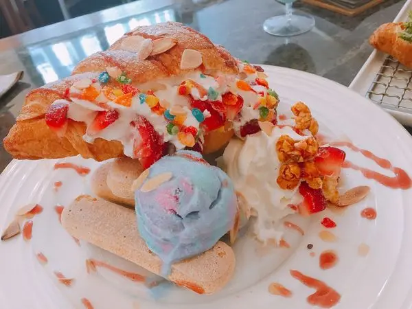 捷運六張犁站✿牛口水 咖啡 · 輕食✿炎炎夏日繽紛莓莓角角可頌超消暑~滿滿鮮奶油罪惡的好享受!