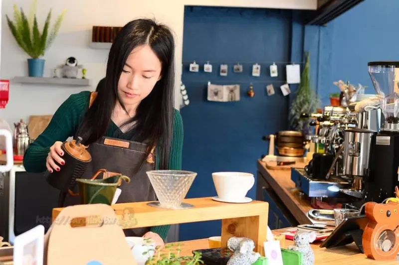 【美食】宜蘭。羅東鎮《隱藏版小咖啡》藏在街角的文青老宅咖啡館 - 卡琳。摸魚兒趣