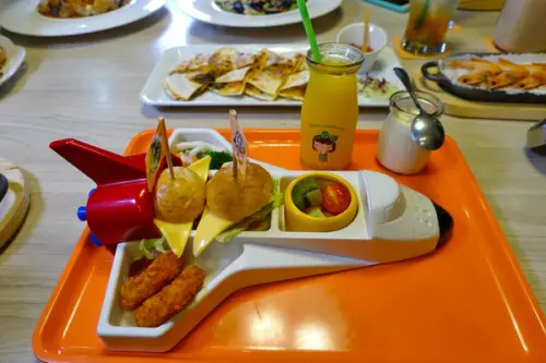 食旅三峽-小星球家庭餐廳，三峽親子餐廳，十大主題遊戲區安全、整潔、超好玩，餐點好吃的聚餐餐廳