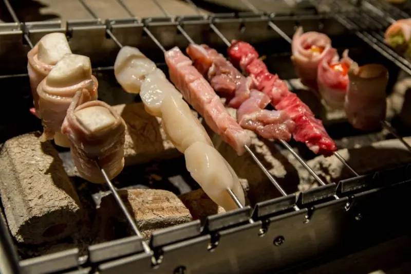 【食-新竹北區】打鐵 旋轉串燒 露營主題餐廳★懶人自動燒烤架☆燈泡飲品★宵夜美食新選擇☆新開店家