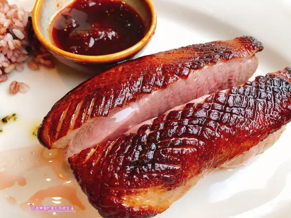 [台北松山區]台北松山意舍酒店17樓Que原木燒烤餐廳～來個商業午餐的約會，主菜到甜點樣樣都美味