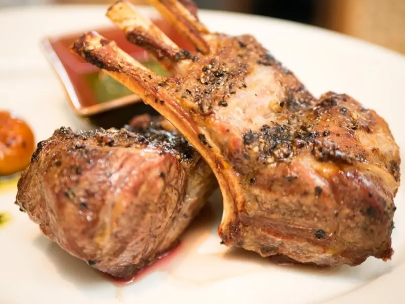 【台北松山】amba意舍酒店Que原木燒烤餐廳，排餐、早午餐吧檯、景觀一次滿足！