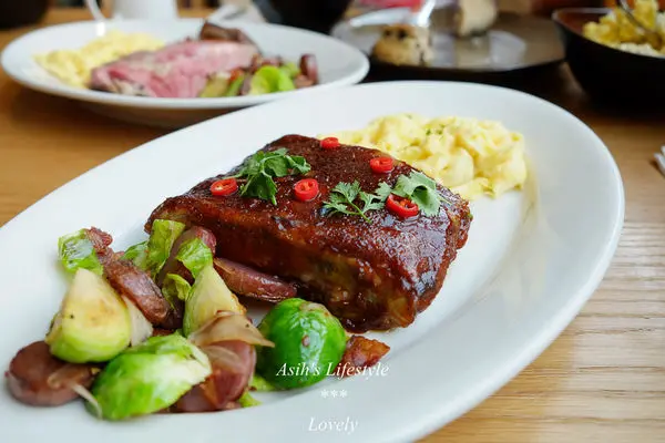 【松山站早午餐】台北松山意舍酒店Que原木燒烤餐廳-松山站必吃!早餐吃牛排、肋排超彭派!view超好遠眺101