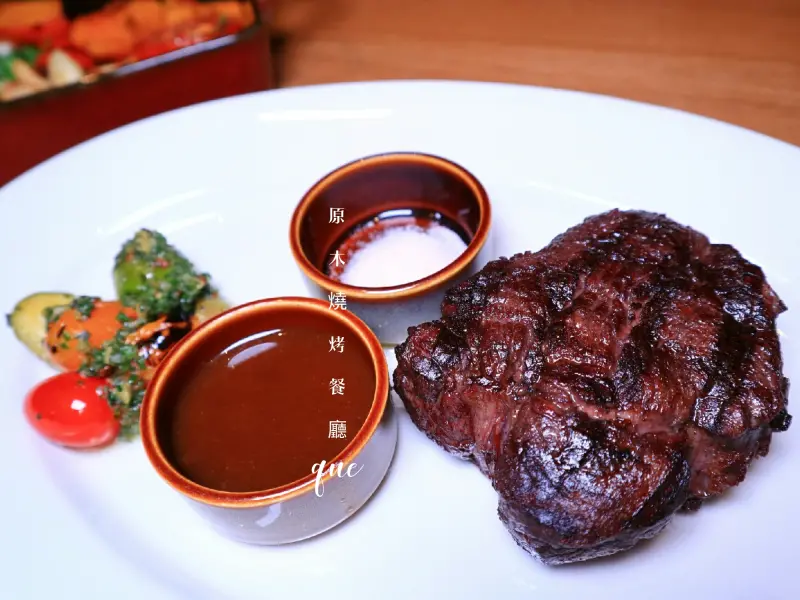 【台北松山】QUE原木燒烤餐廳，17樓餐廳獨攬基隆河與台北101夜景高空浪漫景緻 |AMBA意舍酒店 |台北跨年餐廳 |松山美食 ▲女子的休假計劃▼