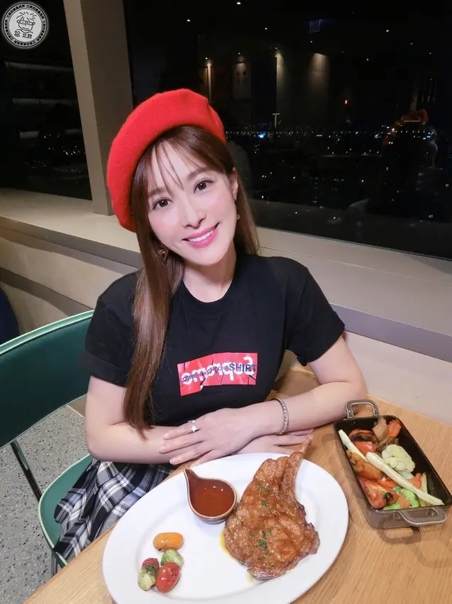 [牛排．約會．夜景]龍眼木燒烤美國頂級菲力牛排原味呈現．爽吃韓式風味燒烤雲林帶骨豬排．高空夜景非常適合約會及聚餐．Que原木燒烤餐廳ｘ台北松山意舍酒店