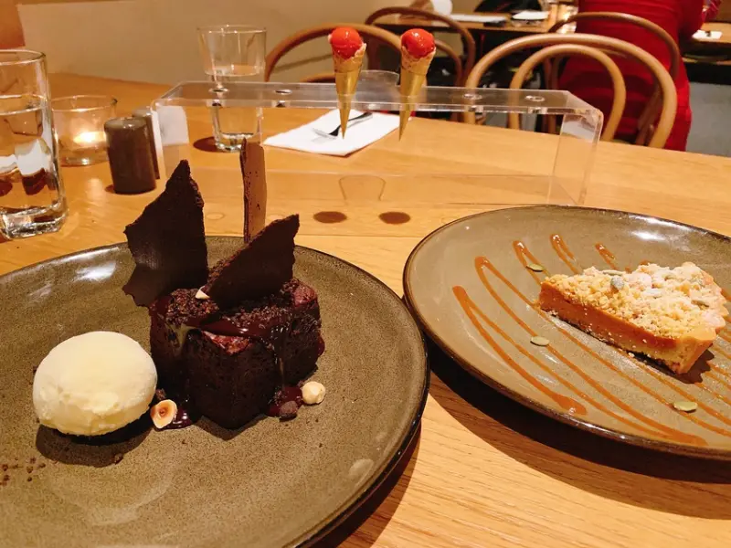 《台北❤️松山》que原木燒烤餐廳🍽松山意舍酒店17F，吉拉多生蠔、香煎明蝦還有超嫩羊排！小週末就來個眺望夜景的約會吧