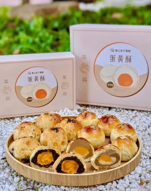 宅配|不只蛋糕厲害!!!新竹超夯「春上布丁蛋糕」中秋端這味，渣渣酥封號的紅豆蛋黃酥和芋頭金沙麻糬酥，酥脆餅皮吃完秒變渣男渣女~