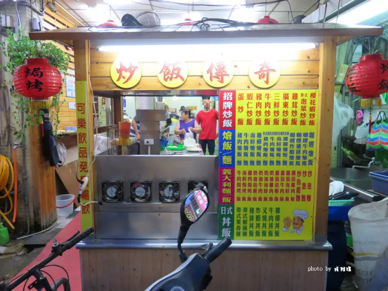 【台南.東區】炒翻天-成大店。炒飯傳奇：成大校區平價炒飯，快快買不用久等~