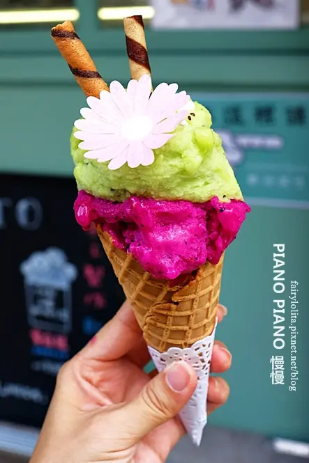 《北市大同區♥食記》PIÀNO PIÀNO 慢慢。超可愛散步甜食，頂著小花朵模樣讓人立馬被融化！(雙連站) / 冰淇淋 義式 手工 下午茶 服飾 日系 赤峰街