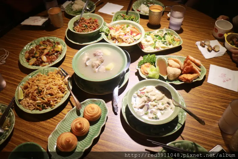 板橋美食~酷熱夏季來點酸辣的"泰式美食"紓壓吧!!板橋愛買"泰味館泰式料理"聚餐約會首選餐廳~~停車便利消費合理吃飽喝足還能購物去!