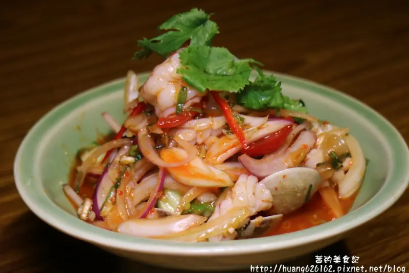 【新北板橋區】板橋平價泰式料理『泰味館泰式料理-(板橋愛買)』涼拌海鮮/打拋豬/黃金花枝餅/月亮蝦餅/月亮蝦餅/泰國椰子汁/泰式奶茶/捷運亞東醫院站