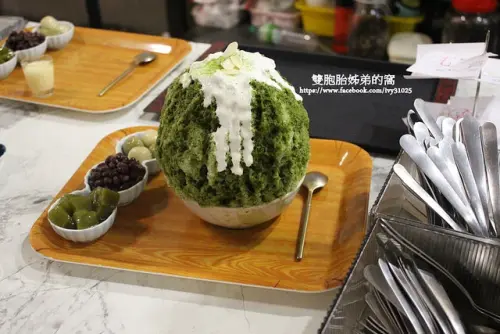 高雄冰屋~來朝拜我家小朋友期待已久的宇治金時刨冰+莓果聖誕樹+蕨餅拼盤